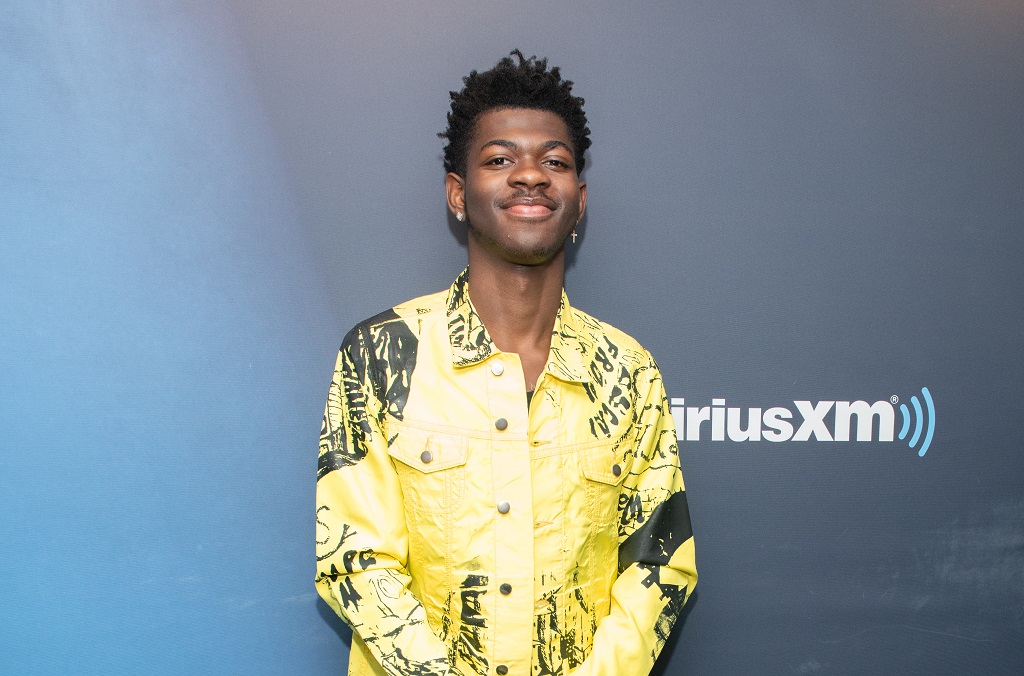 Lil Nas X casually unfurls scroll at the VMAs, instantly becomes meme