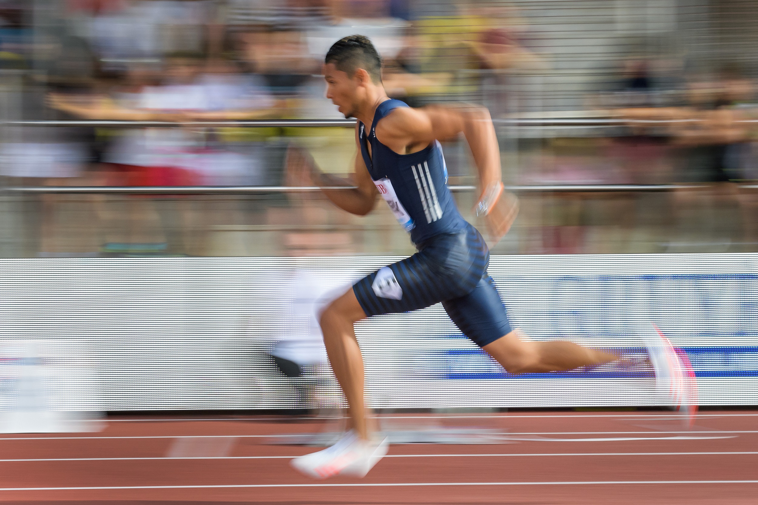 Спорт 0. Atletismo. Легкая атлетика парни красивая картинка вытянутая. Ван Никерк с колодками первый шаг.