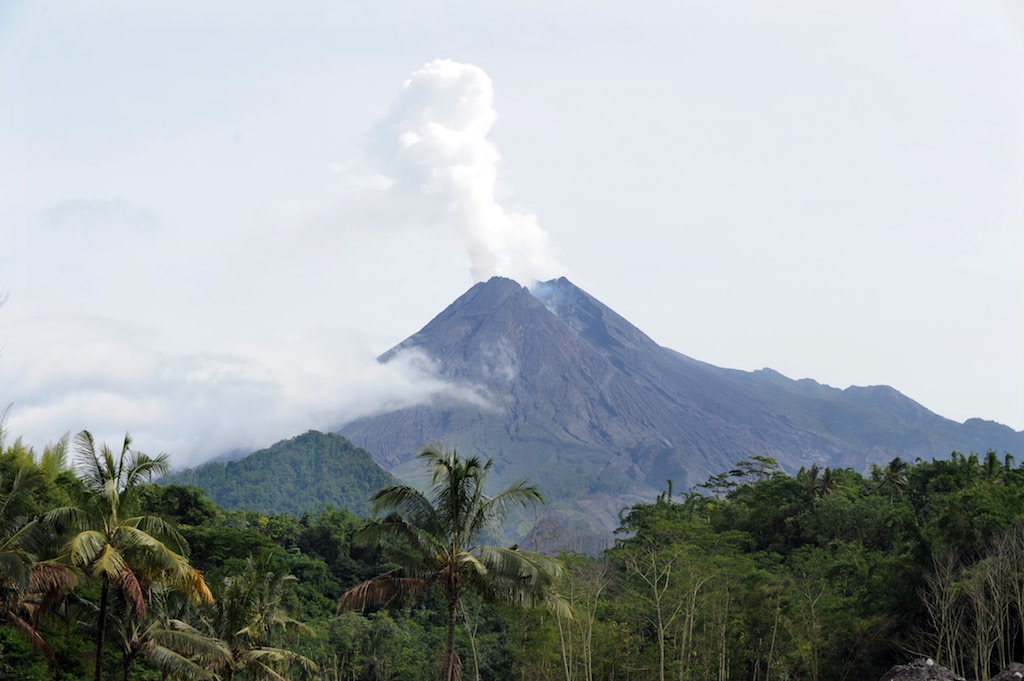 Erupting Indonesian volcano spews ash lava eNCA