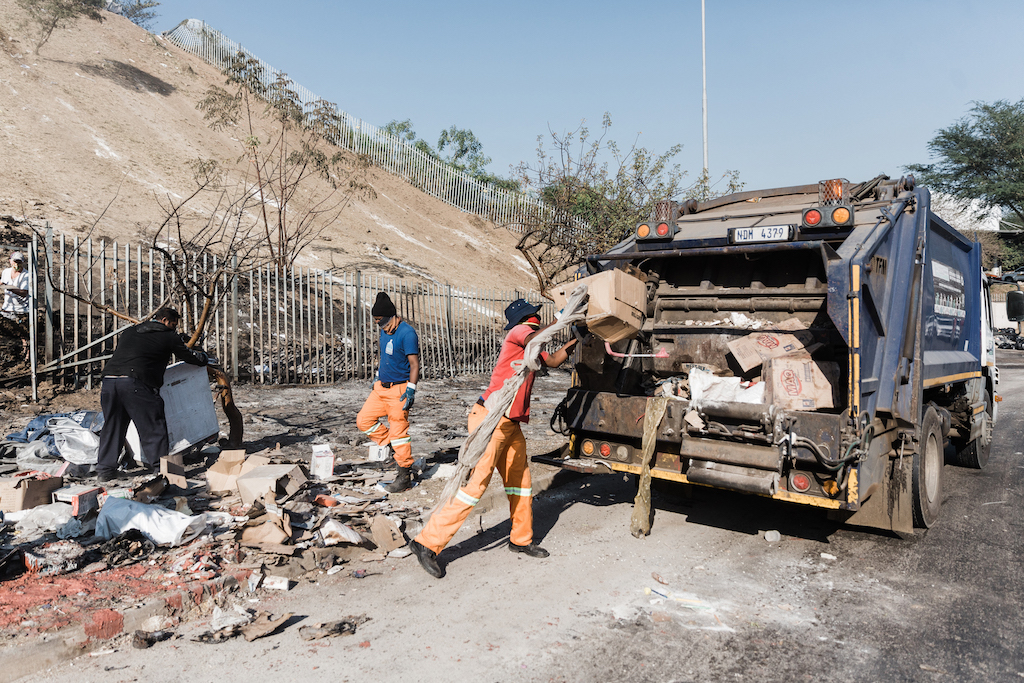 Amazulu Fc Joins In Durban Clean Up Efforts Enca