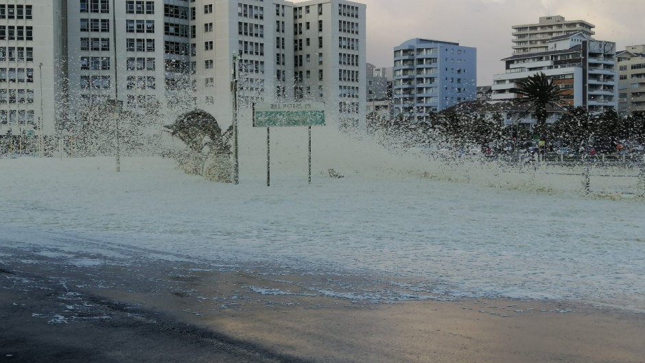 Gale-force winds, rough seas and heavy rain battered the Mother City overnight. There are also warnings of localised flooding in Cape Town. 