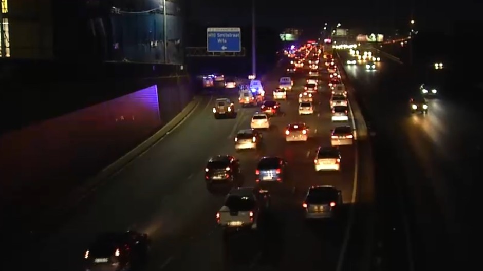 The South African Municipal Workers' Union blocked Johannesburg's M1 highway. 