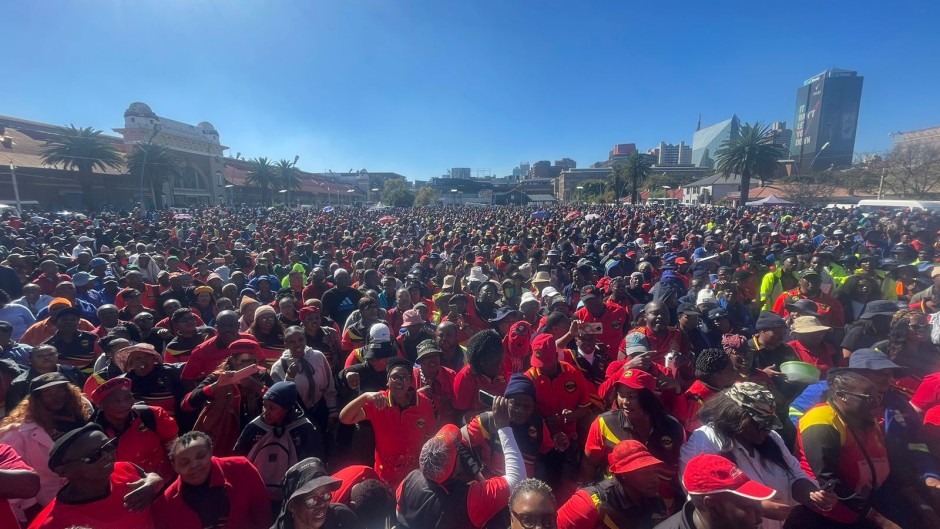 South African Municipal Workers' Union marcH to the Gauteng Premier's office and raise its grievances. (Heidi Giokos\eNCA)