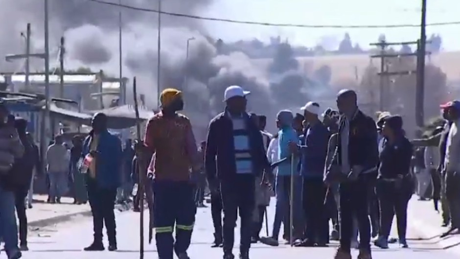 Respond within 24 hours or face further protests. That's the ultimatum by Diepsloot residents to President Cyril Ramaphosa, as they threaten to intensify their protests, to have their voices heard. (eNCA\Screenshot)