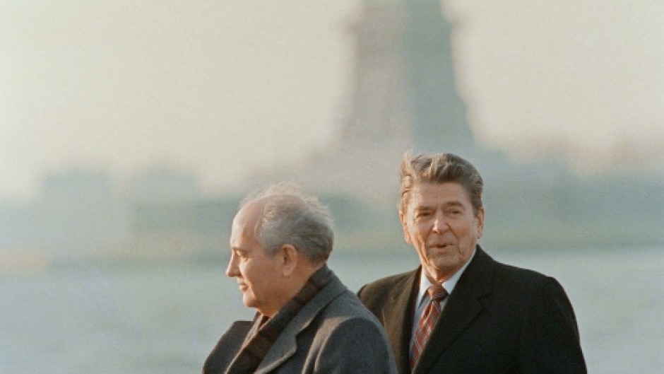 US president Ronald Reagan (R) and his Soviet counterpart Mikhail Gorbachev visit Governors Island on December 7, 1988