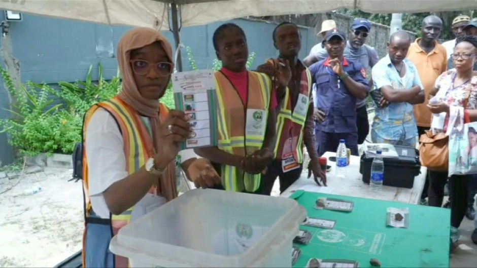 Officials begin to count votes in Lagos