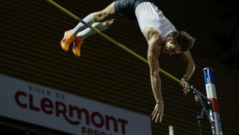 Swedish pole vaulter Armand Duplantis clears a new world of 6.22m 