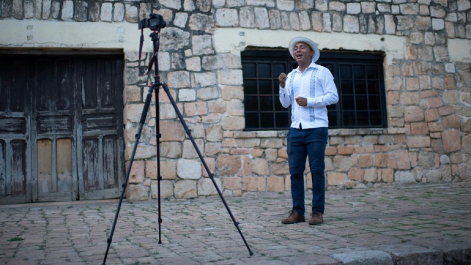 The TikToker records his videos with his cell phone, a camera and a tripod that a digital content producer from the United States gave him as a gift