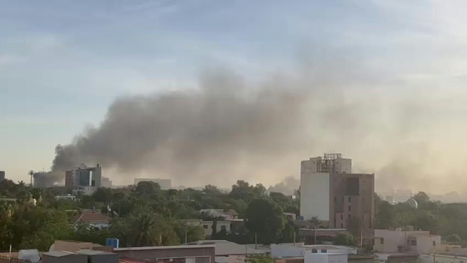 Smoke in Khartoum as battles rage