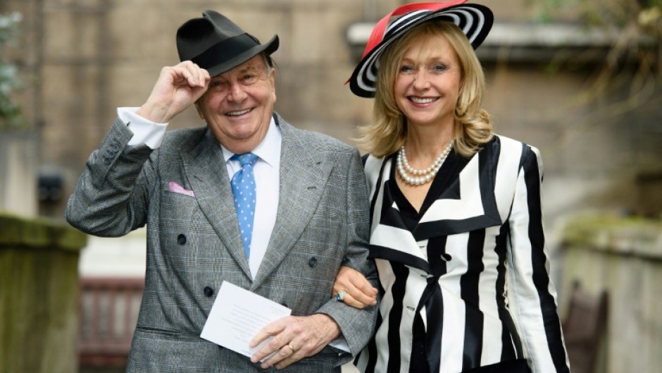 Barry Humphries, who died on Saturday, with his wife Lizzie Spender in 2016