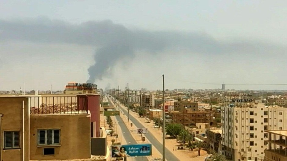 Smoke billows in Khartoum during heavy battles despite latest truce