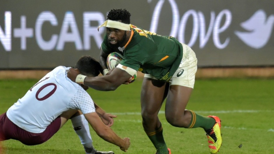 South Africa's flanker and captain Siya Kolisi (R)