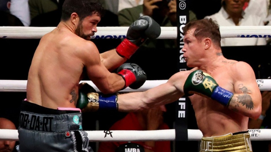 Mexican boxer Saul "Canelo" Alvarez battered John Ryder to retain the undisputed super middleweight world title