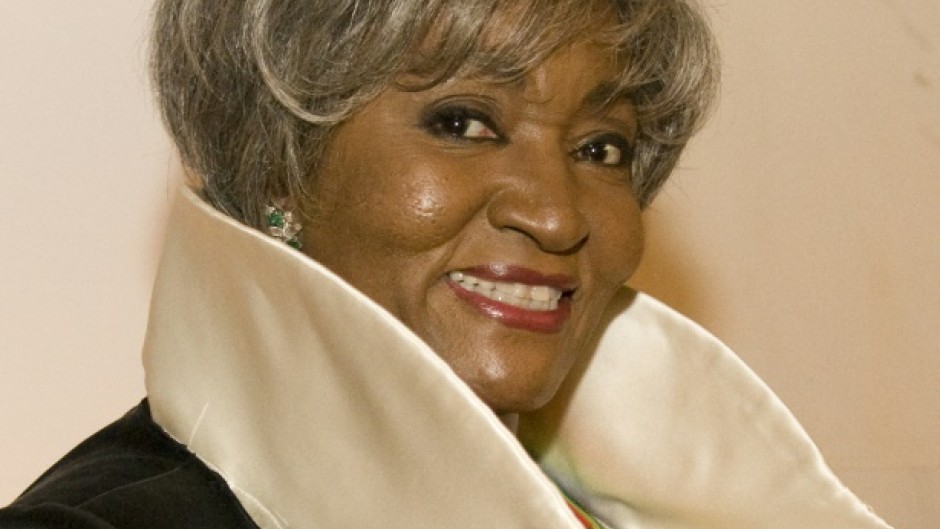 Grace Bumbry poses for photos on the red carpet before the 32nd Kennedy Center Honors in 2009