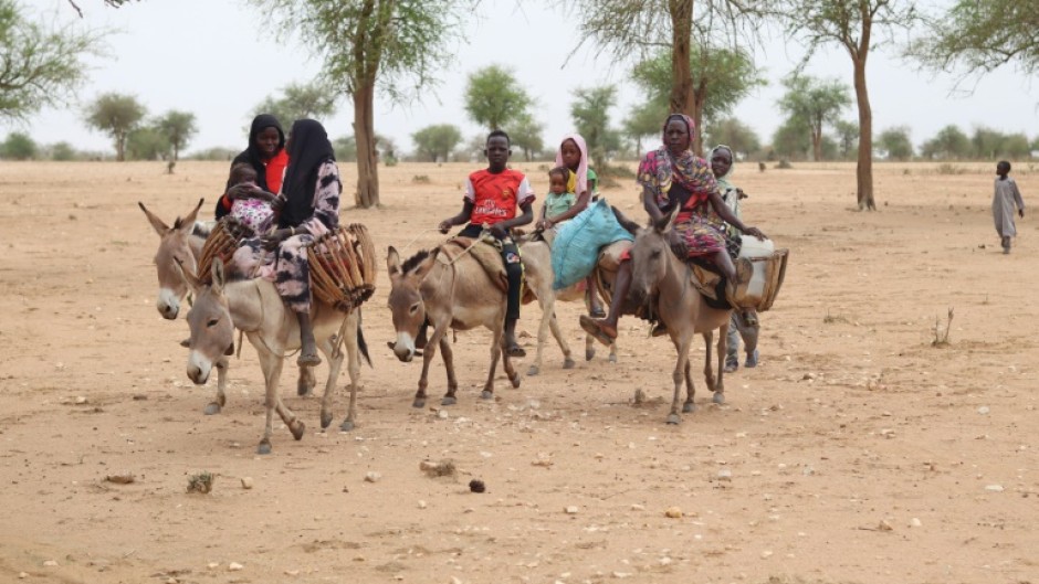 Sudanese refugees cross into Chad near Koufroun, Echbara, on May 1, 2023