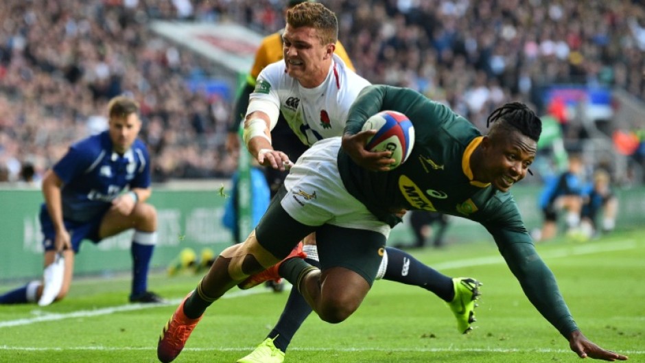 Sibusiso Nkosi (R) scores for South Africa against England in a 2018 Test at Twickenham. 