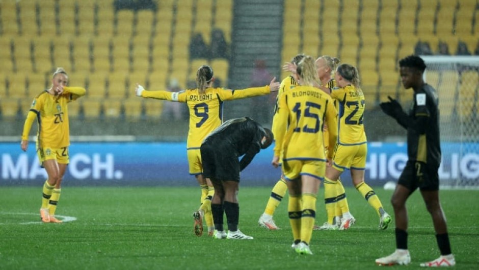 Sweden's players celebrate after winning against South Africa 