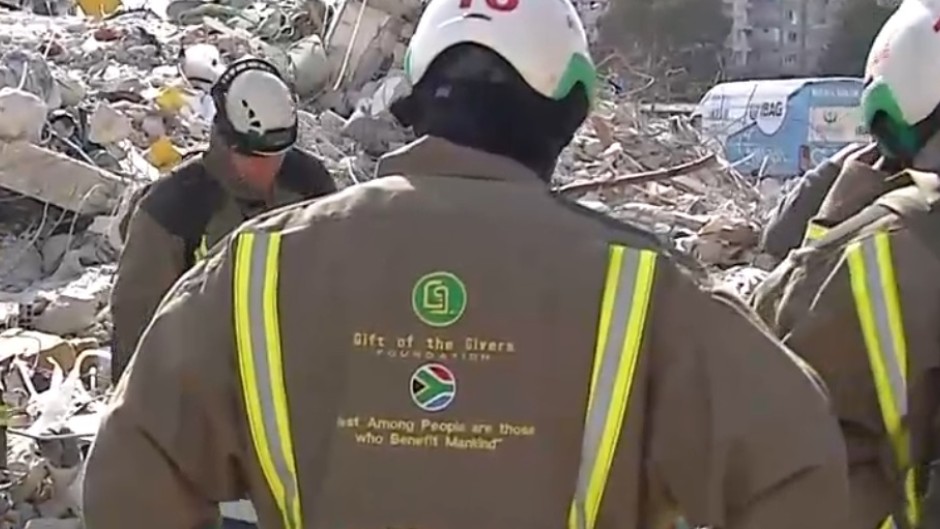 The Gift of the Givers search and rescue team is helping find survivors of the Turkiye earthquakes. (eNCA\screenshot)