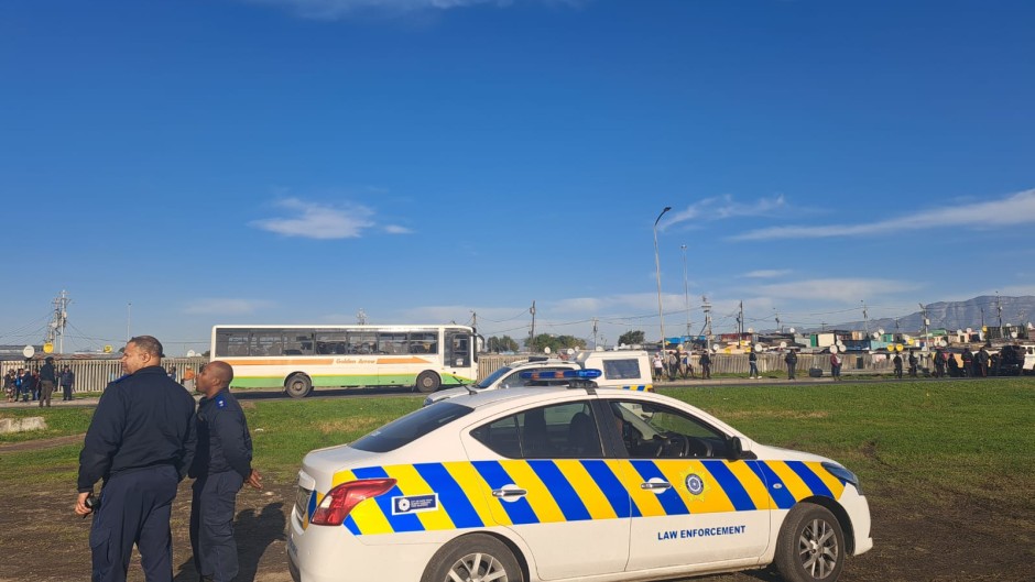 Metro Police officers keeping an eye on commuters. eNCA