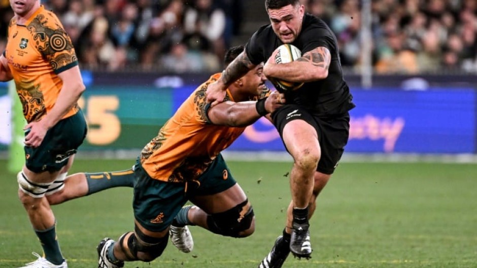 A vintage All Blacks smashed Australia 38-7 Saturday to retain the Rugby Championship title and Bledisloe Cup