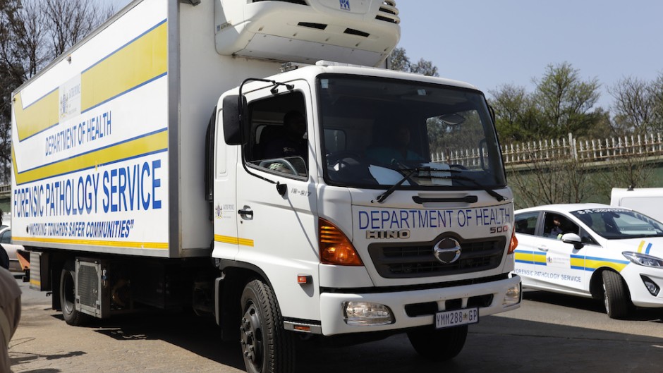 A forensic pathology vehicle arrives at Diepkloof Forensic Laboratory in Soweto carrying victims of the Johannesburg CBD fire. APF/Phill Magakoe