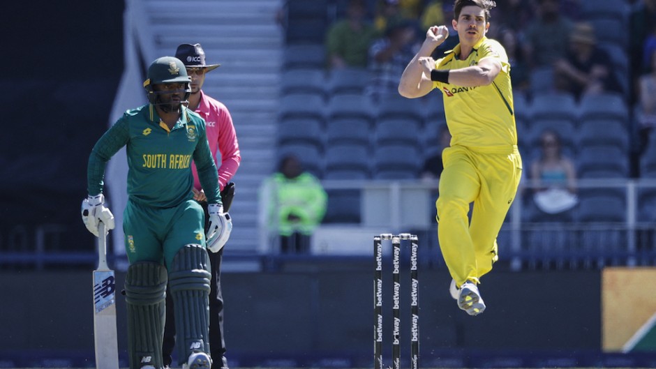 Australia's Sean Abbott (R) delivers a ball as South Africa's Temba Bavuma (L) looks on. AFP/Phill Magakoe. 