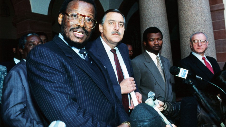 (From L to R) Kwa-Zulu president of Inkatha movement who represents the Zulu's Mangosuthu Buthelezi, Pik Botha, Minister of Foreign affairs, General Bantu Holomisa, leader of nominaly independant Transkei who represents the Xhosas and Adrian Vlok, Minister of Police held talks on August 21, 1990 on ways of ending the township killings. (Photo by Trevor SAMSON / AFP)