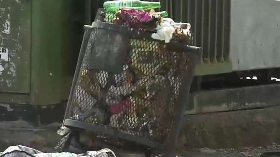 A full rubbish bin in Tshwane.