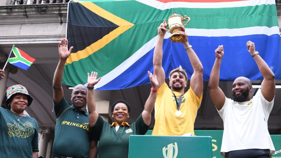 Eben Etzebeth holding the Webb Ellis trophy with Premier Nomusa Dube-Ncube and KwaZulu-Natal ANC Chairperson, Siboniso Duma, on either side. Twitter/@kzngov