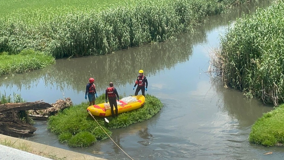 EMS rescuers removing the body of one of the victims. eNCA