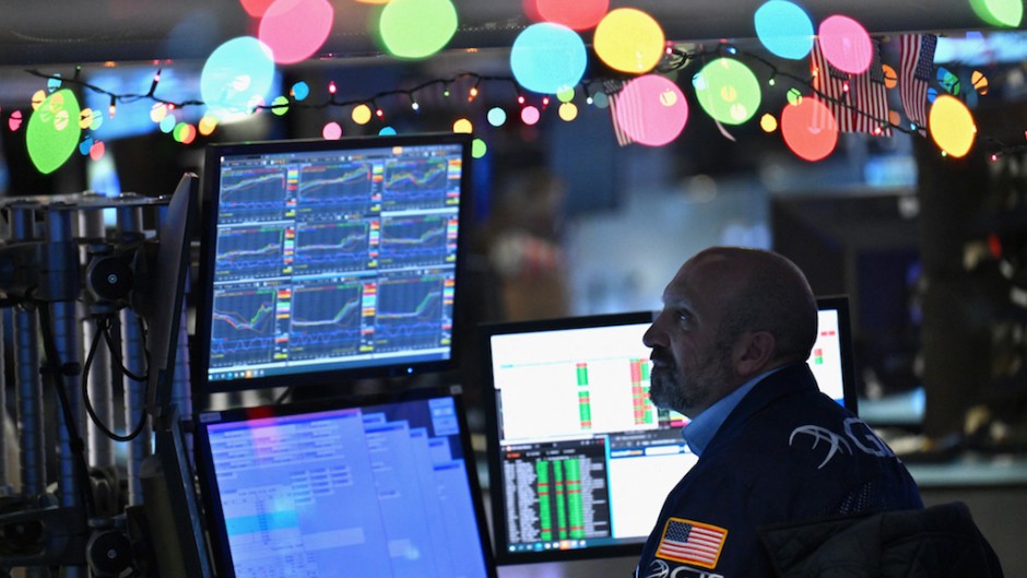 Traders work on the floor of the New York Stock Exchange (NYSE). AFP/Angela Weiss