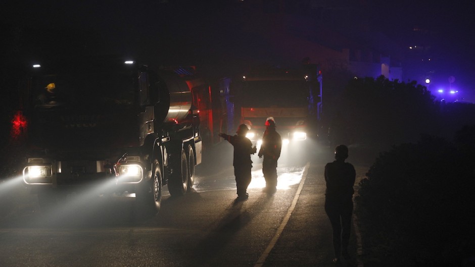 Firefighters deploy as a fire rages on the mountain above Simon's Town. AFP/Gianluigi Guercia