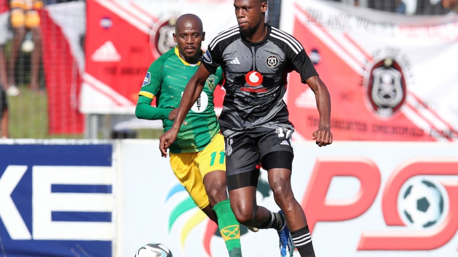 Evidence Makgopa of Orlando Pirates challenged by Nduduzo Sibiya of Golden Arrows. Muzi Ntombela/BackpagePix