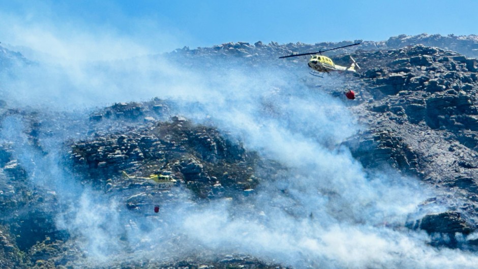 Reinforcements have been called in to battle raging wildfires in Simon's Town. Twitter/@wo_fire