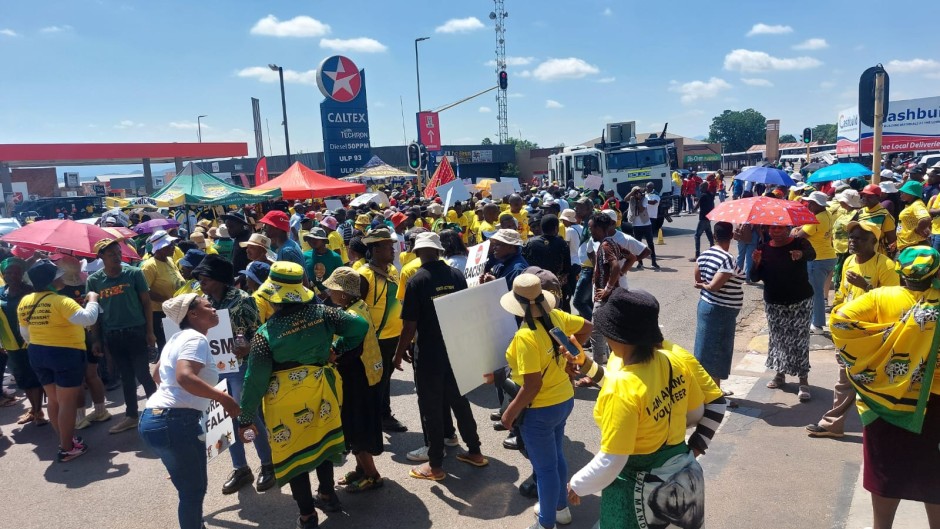 Protesters outside the Groblersdal court. eNCA/Hloni Mtimkulu