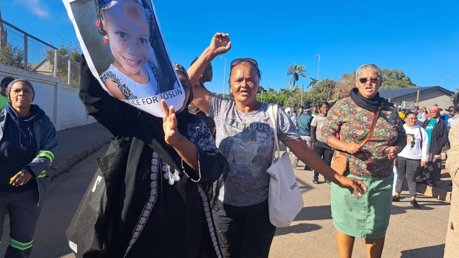 Angry community members protesting outside court. eNCA/Nobesuthu Hejana