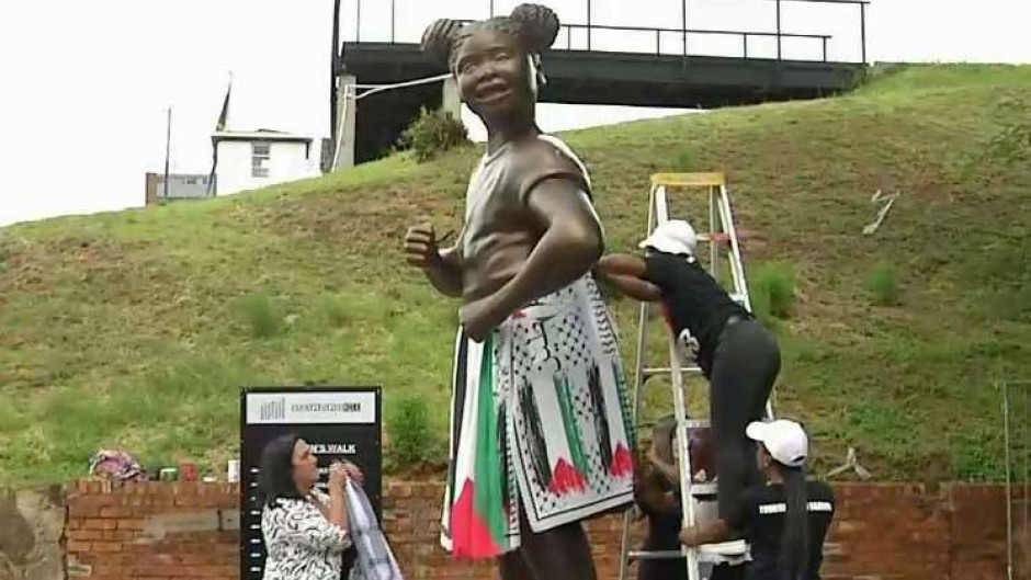 The statue of Hope was draped in Palestinian flag colours.