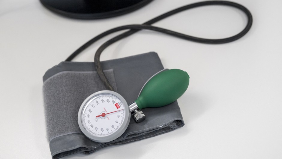 A blood pressure monitor lies on the table in a doctor's surgery. Daniel Vogl/dpa Picture-Alliance via AFP