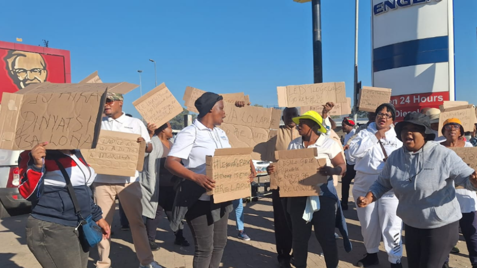 A group of frustrated community members threatened to shut down the busy town. eNCA/Bafedile Moerane