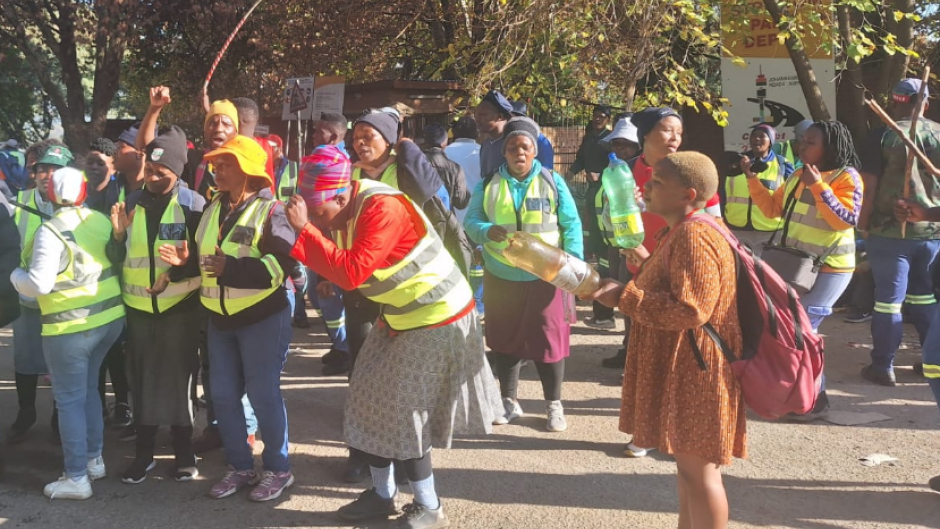 Pikitup workers protesting. eNCA/Bafedile Moerane