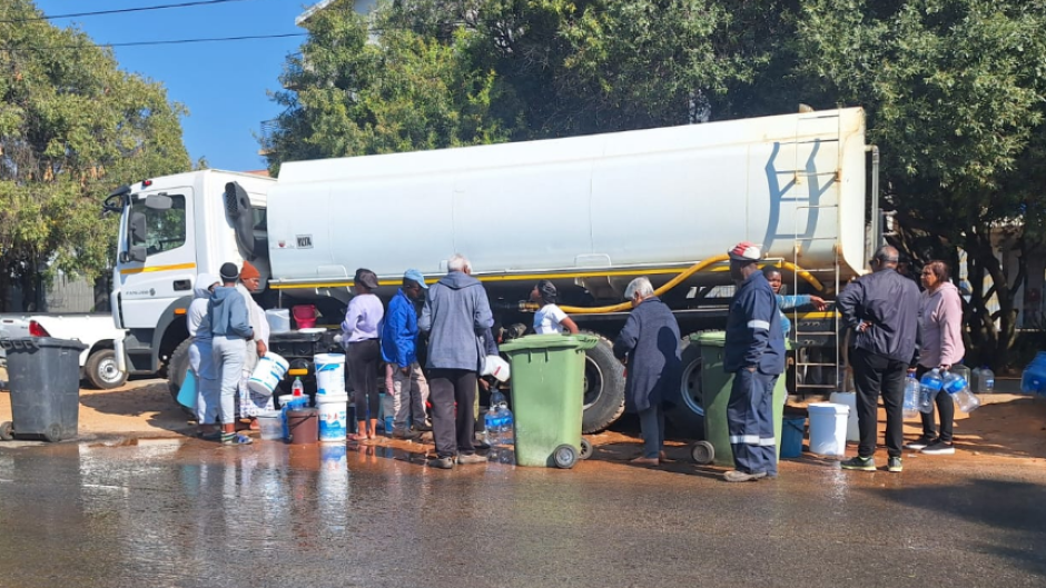 People queue for water. eNCA/Bafedile Moerane