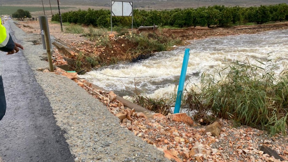 A stop-and-go system is in place to regulate traffic flow to and from Citrusdal. eNCA/Kevin Brandt