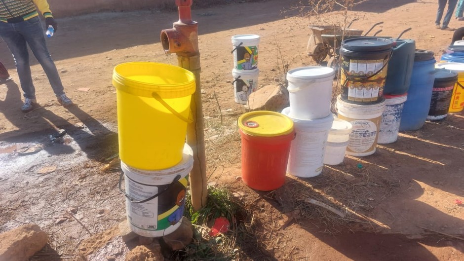 People queueing with buckets to get water. eNCA/Hloni Mtimkulu