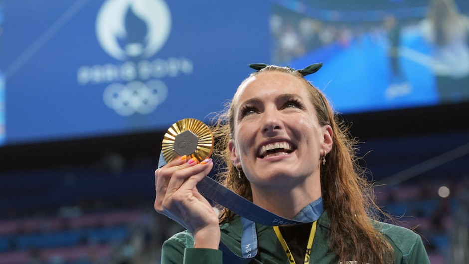 Tatjana Smith poses for a photo after an award ceremony of the swimming Women's 100m Breaststroke in the Paris Olympics. Takumi Harada/The Yomiuri Shimbun via AFP