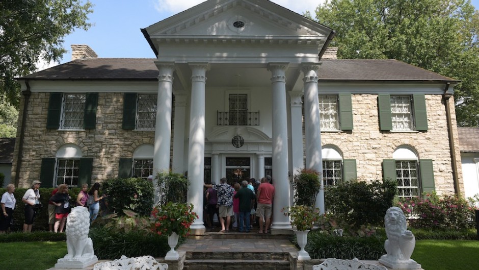 File: Visitors queue to enter the Graceland mansion of Elvis Presley in Memphis, Tennessee. AFP/Mandel Ngan