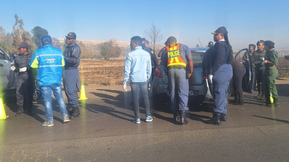 Police officers monitoring a roadblock. eNCA/Bafedile Moerane