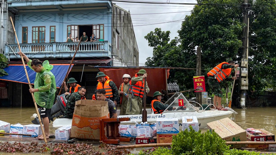 Rescuers deliver water and food on boat to flood victims in Trang Dinh district. AFP/Thu Huong