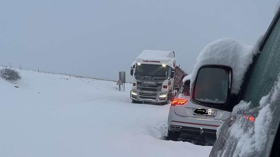 A truck stuck in Snow during a snowstorm that closed the N3 Highway