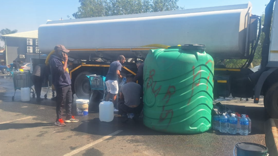 Joburg residents fetching water from a roaming tank. eNCA/Bafedile Moerane