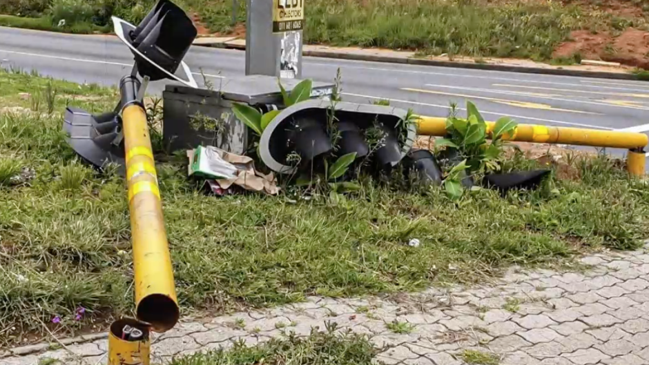 A damaged traffic light (robot). eNCA